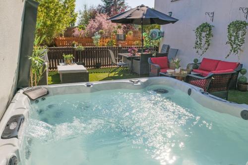 Howlett End Villa | Huge 8 Bed Manor House with Hot Tub, Cinema Room, Games Room
