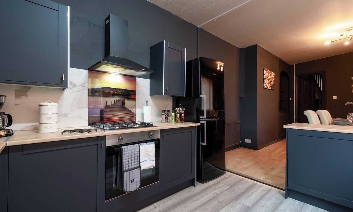 Hull House | Hull Largest 5BR Home Parking Garden & Games Area