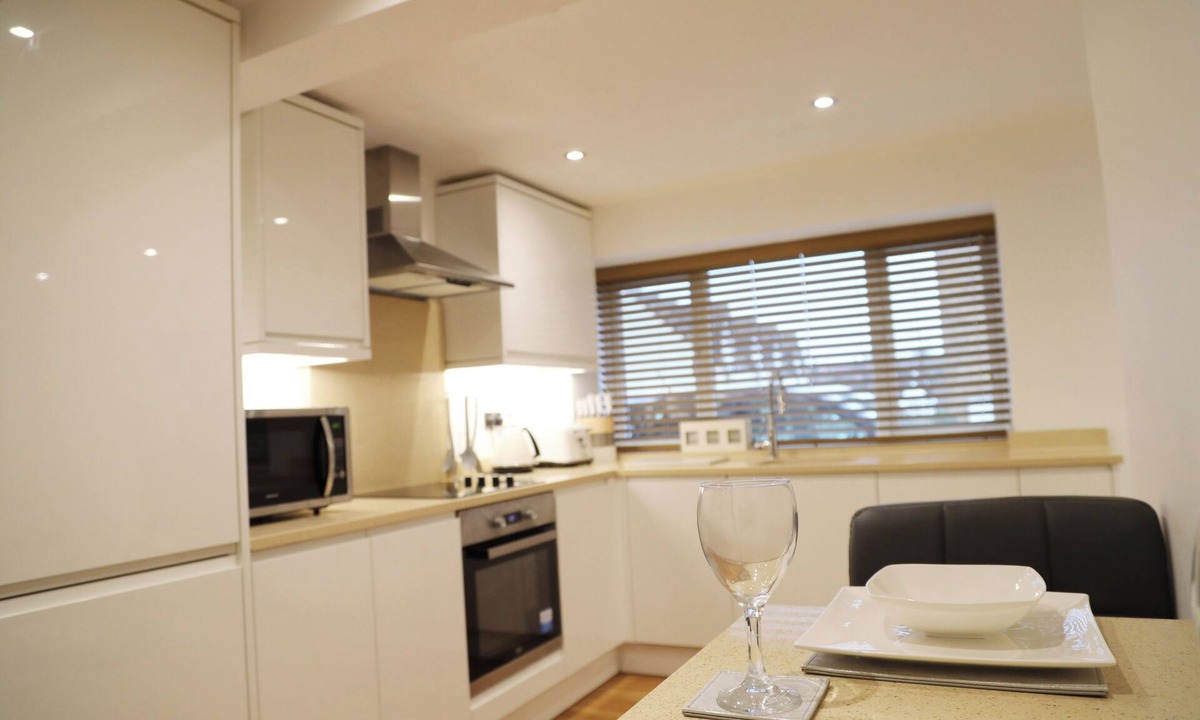 Hemel Hempstead Apartment | in the charming Old Town one minute walk from shops, cafes, pubs & large park.