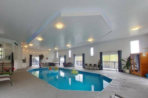 Trent Lakes House | Indoor POOL Hot Tub Sauna at the Blue Haven
