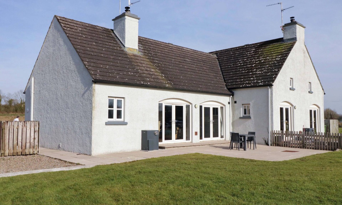 Enniskillen Cottage | INNISHORE COTTAGE, pet friendly, with open fire in Enniskillen