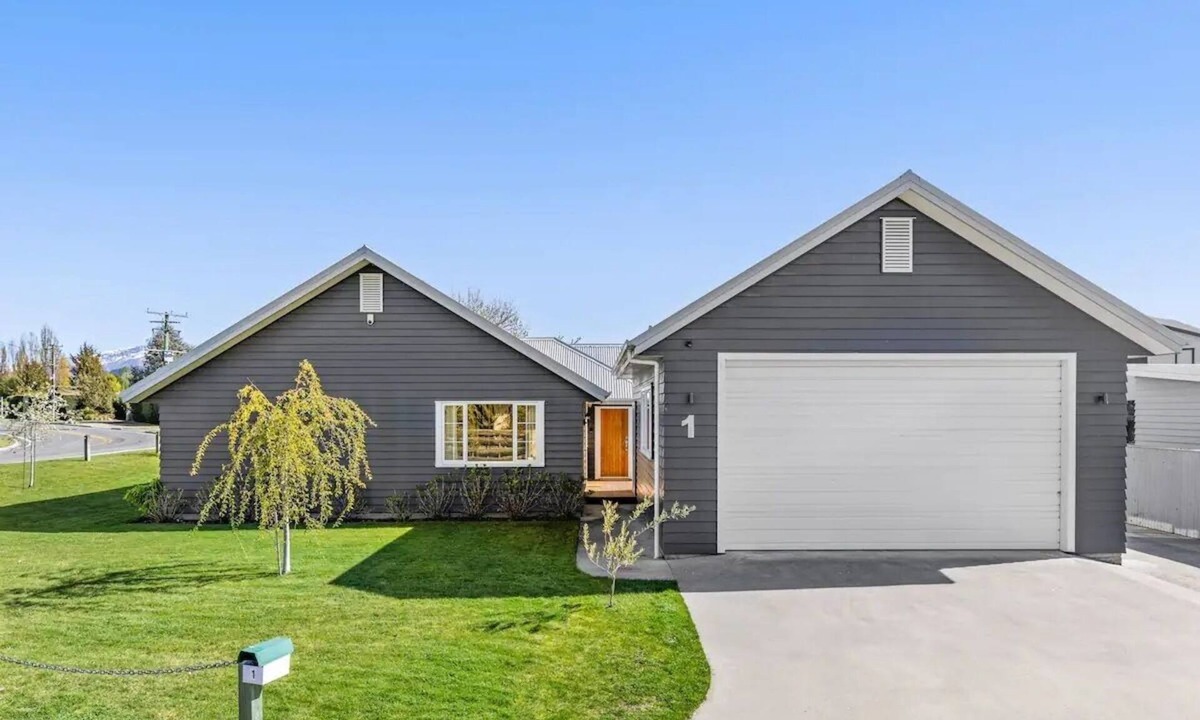 Albert Town House | It's Easy! Space and comfort