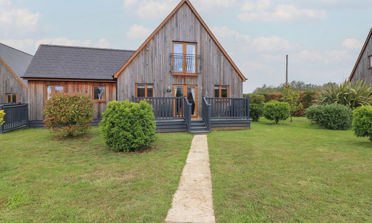 Broughton Cottage | JAMES VILLE MARINA LODGE 9, with hot tub in Brigg