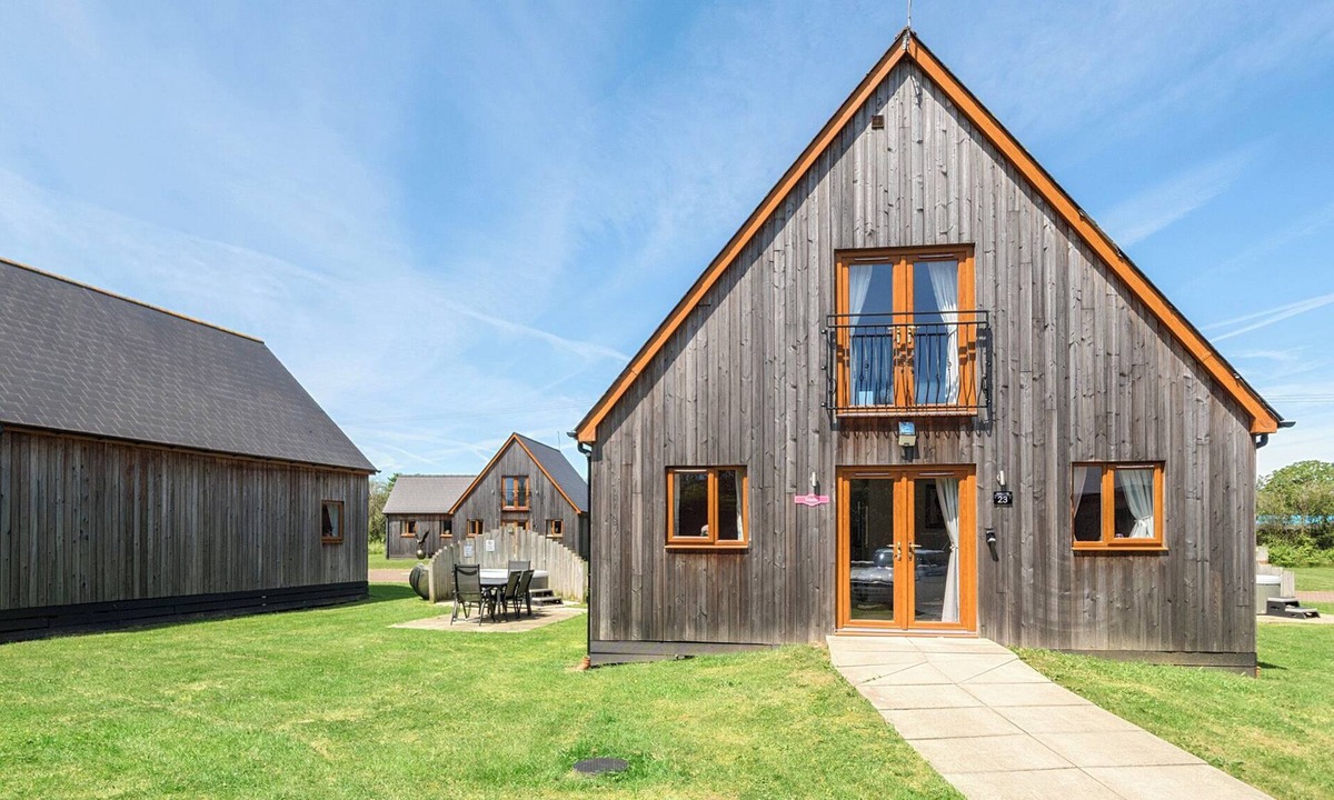 Brigg Cottage | JAMES VILLE MARINA LODGE 23, with hot tub in Brigg