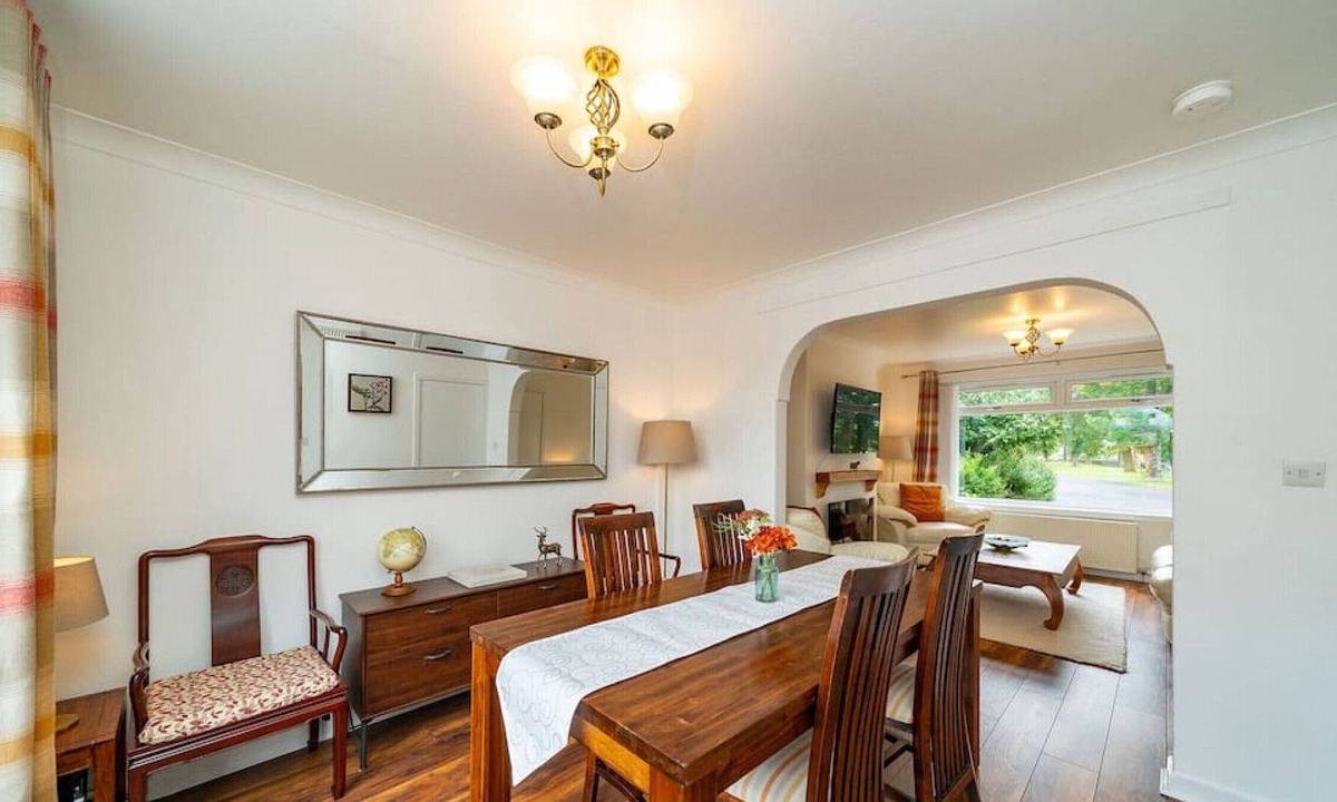 Inchinnan House | Jocks - Perfectly Placed Parklands Apartment!