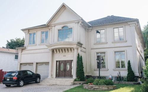Ottawa Division House | JstLikeHome - Luxury Mansion & Guesthouse