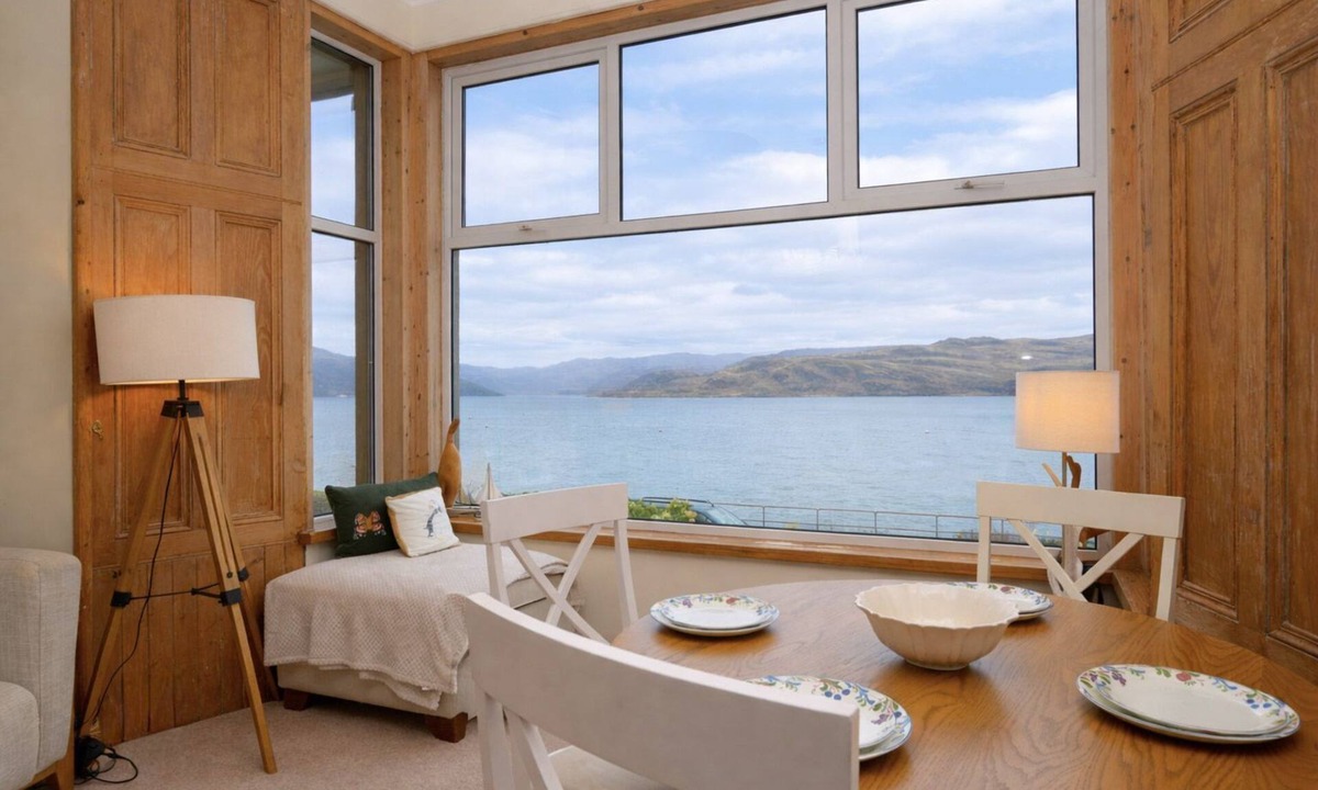 Tighnabruaich Apartment | Kames View, shore front location, ground floor, wood burning fire, sleeps 4