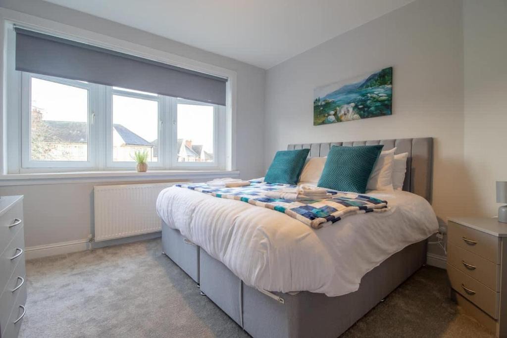 Hamilton Apartment | Kerr Apartment-Spacious 4-Bed Flat in Hamilton, Close to Glasgow