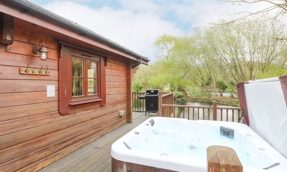 Badwell Ash Cabin | Kingfisher Lodge, Badwell Ash.