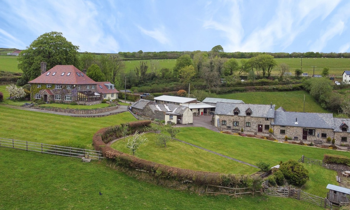 Hawkridge Cottage | Kiri - sleeps 6 guests in 3 bedrooms