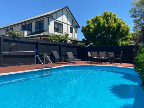Springlands Hotel | Knightsbridge Court Motor Lodge
