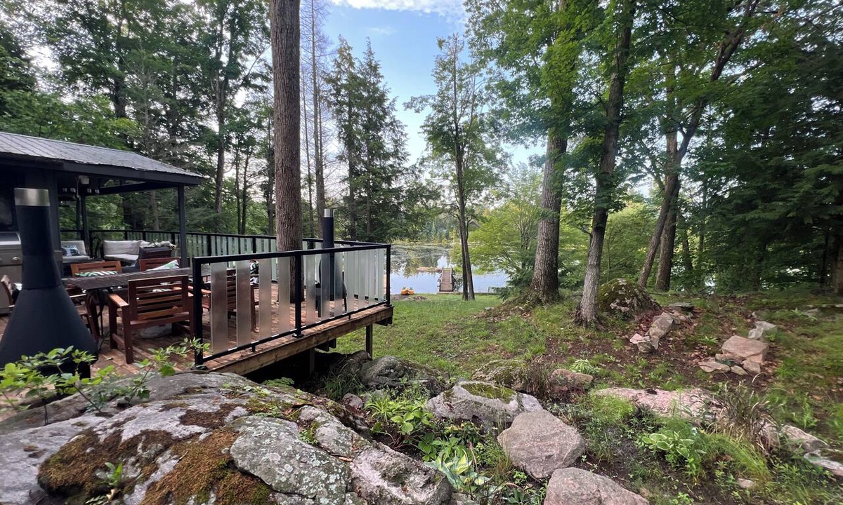 Selwyn Cottage | Lake Front Living- YEAR AROUND!- 4bdrms, Laundry, Large Balcony Big Waterviews