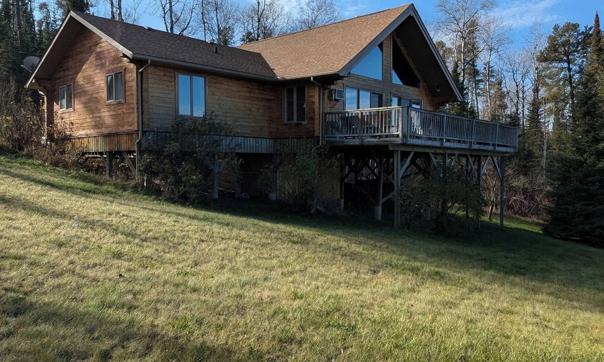 Eagle River Cabin | Lake front timber cottage amongst towering pines. Family and pet friendly