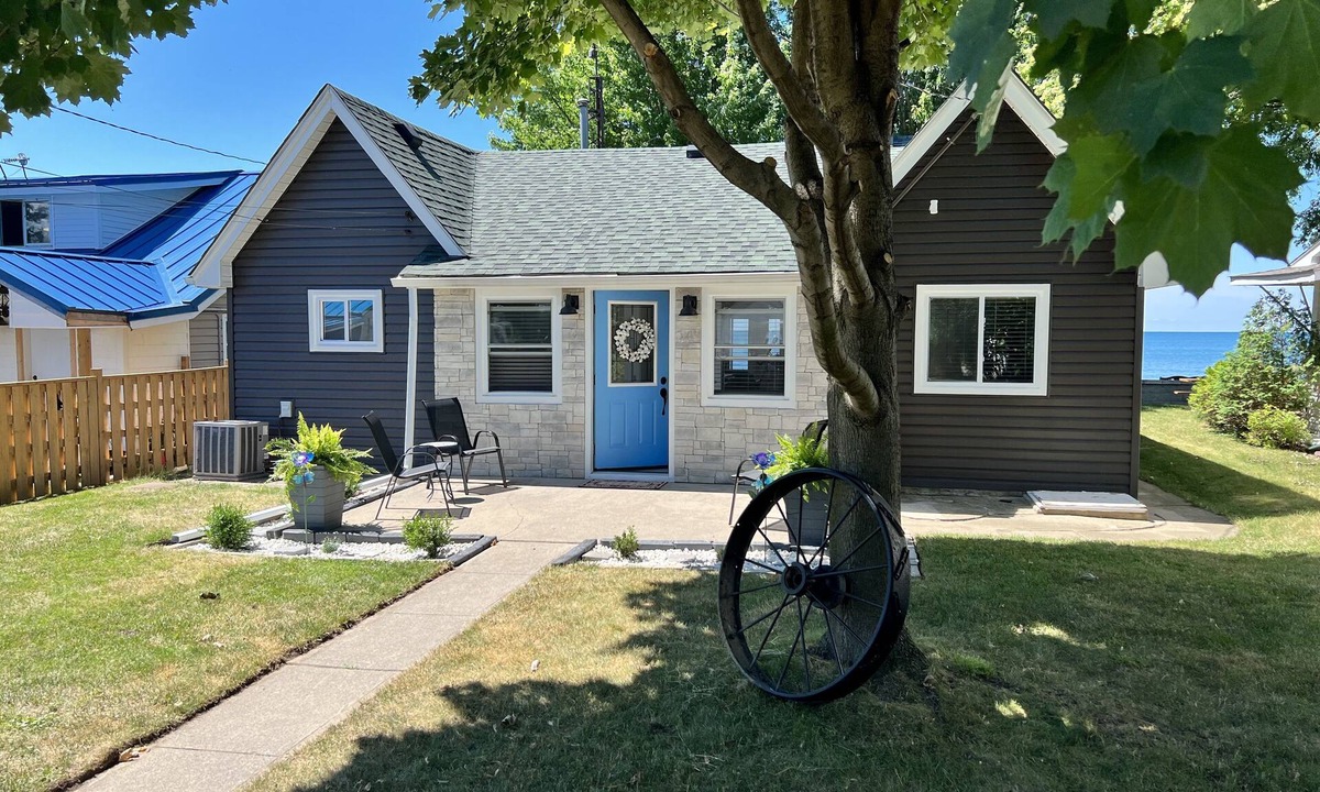 Amherstburg Cottage | Lake Sawiak Waterfront Haven