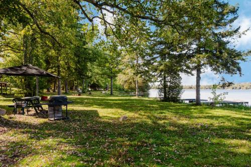 Lakefield Villa | Lakefront Englewood Villas Private BBQ and Lakeview