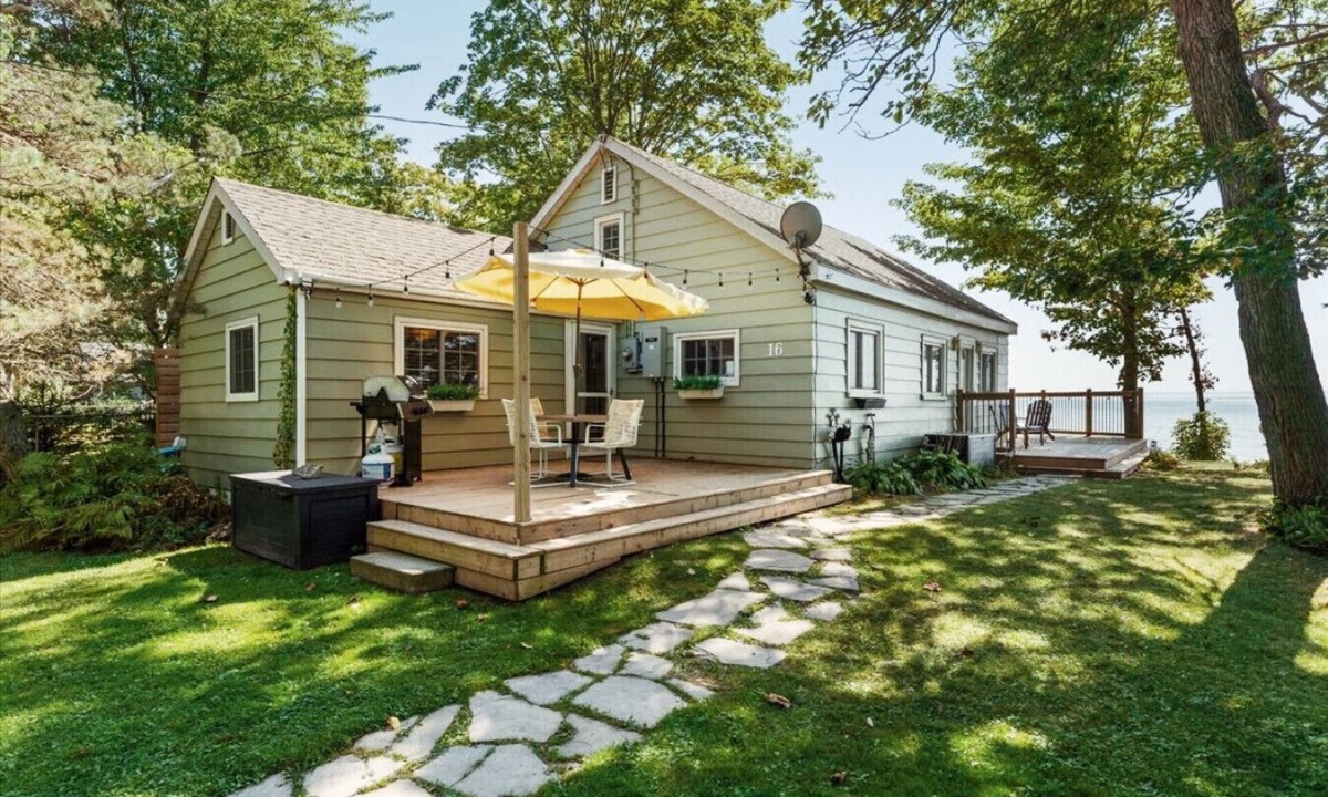 Selkirk Cottage | Lakefront Getaway | Hot Tub, Fire Pit & Sunsets