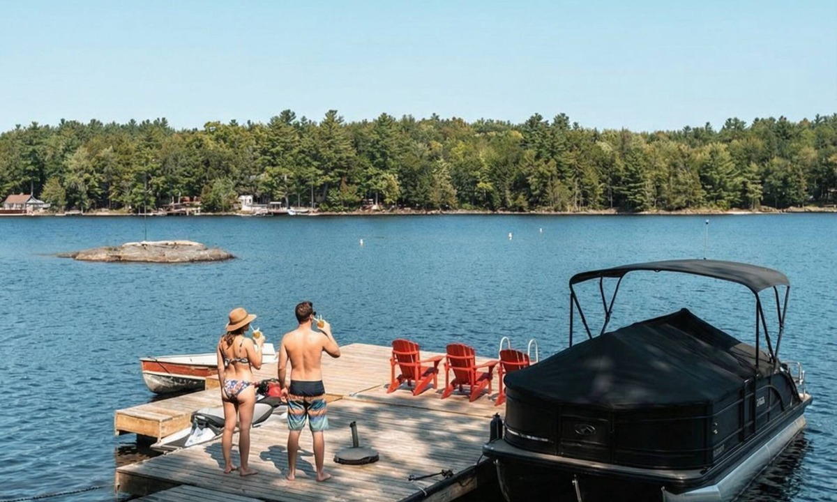 Catchacoma Cabin | Lakeside Log Cabin - Kayak - SUP - Sauna - Pet