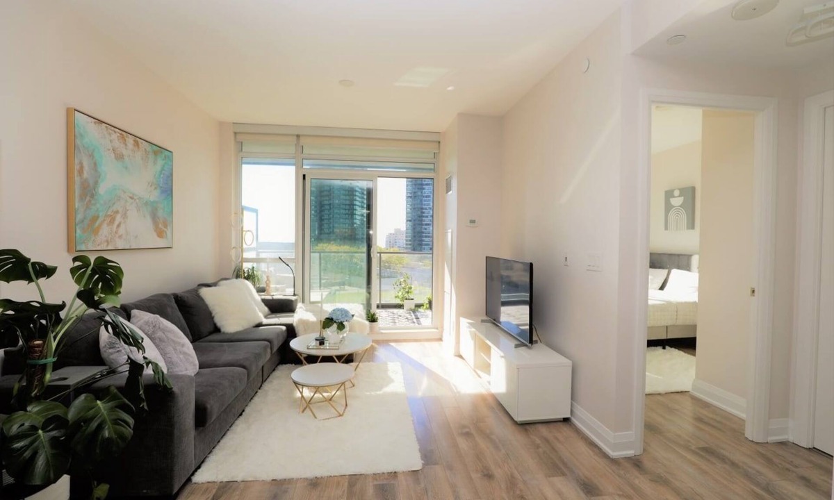 Humber Bay Shores Condo | Lakeview Sunny, close to downtown and airport
