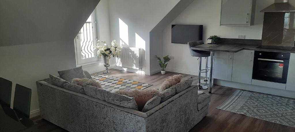 Larkhall Apartment | Lanarkshire Apartment- Views- Sleeps 4- Balcony