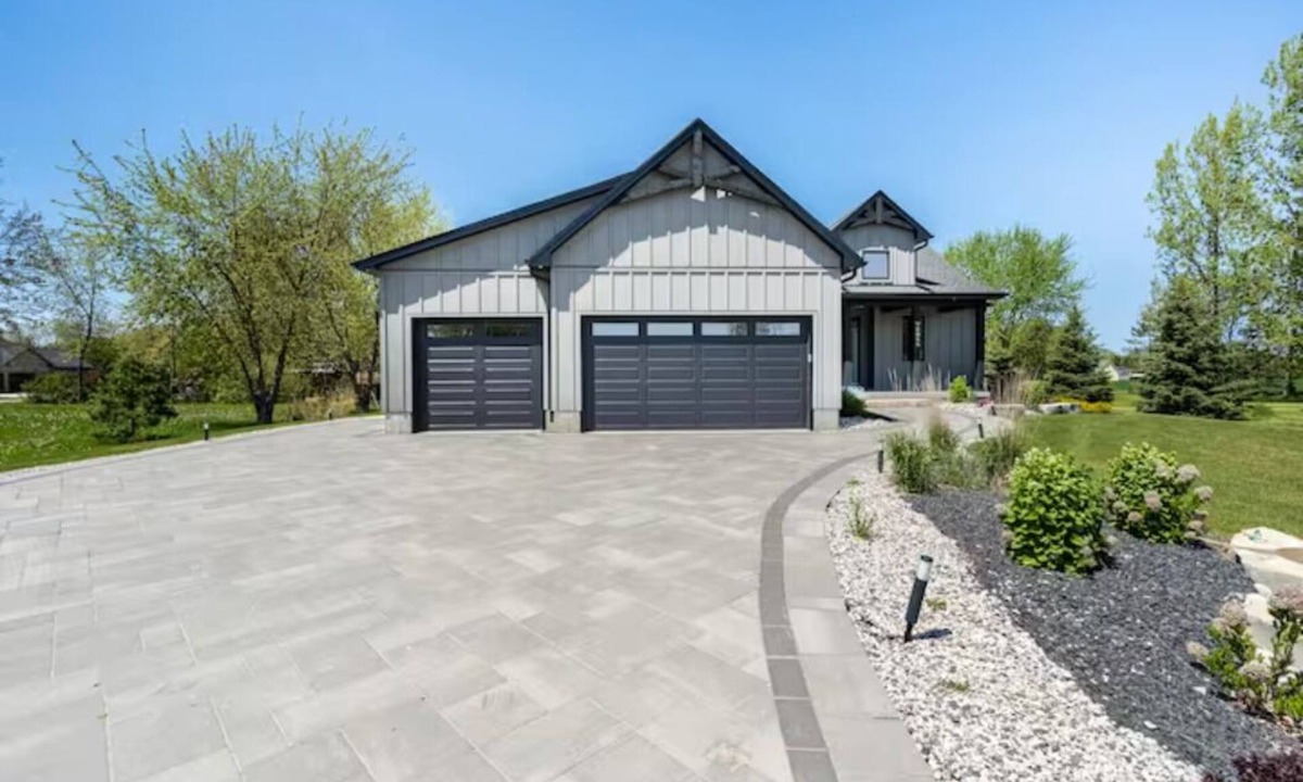 Zurich Cottage | Laporte Cottage | Hot Tub | Walk to Beach | Fire Pit | Grand Bend & Bayfield