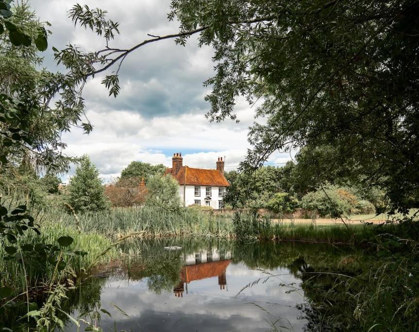 Harlow House | Large 5-Bedroom Farmhouse Sleeps 10 with Parking and Wifi