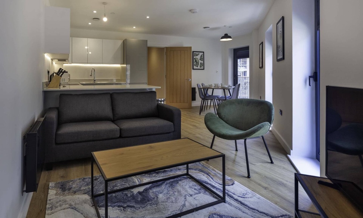 Willesborough Apartment | Large Balcony | 2BR, 3 Storey near Central Ashford