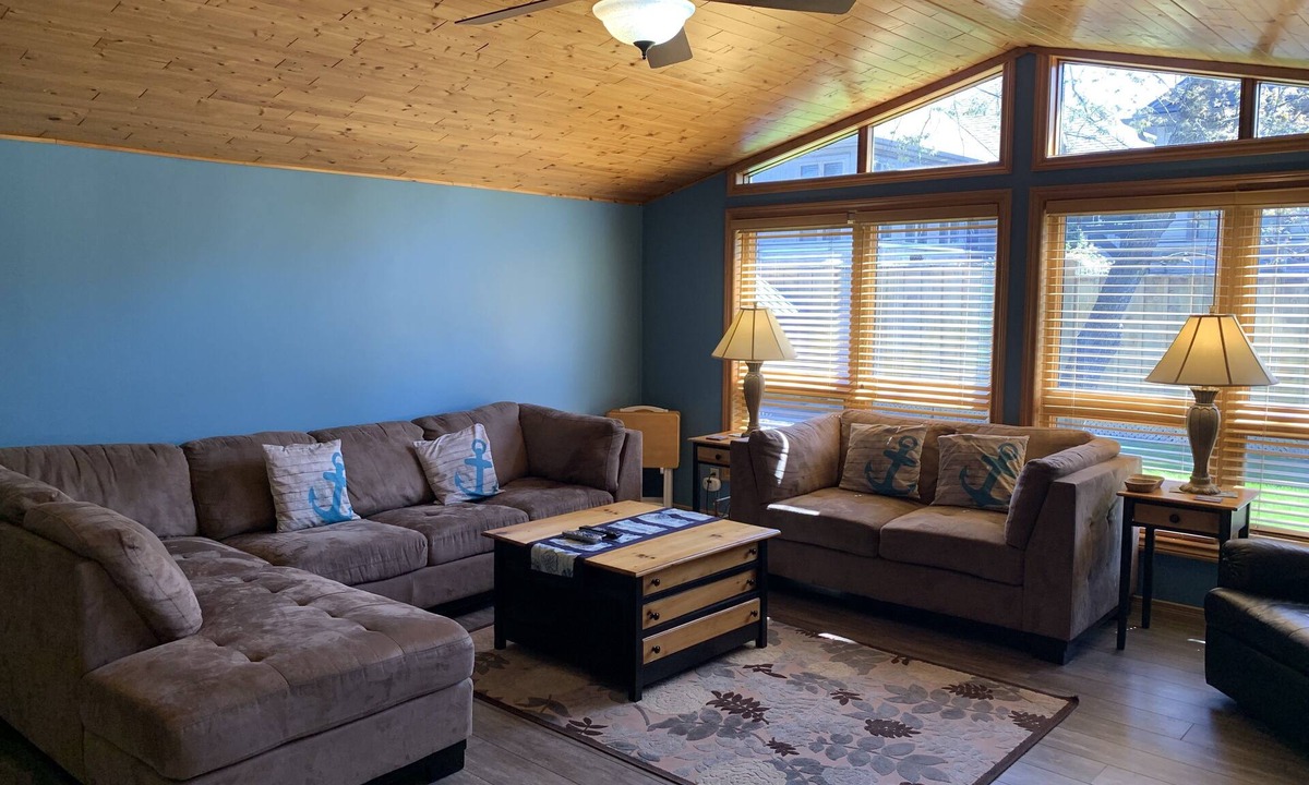 Grand Bend Cottage | Large family cottage in Grand Bend - Available August 30 - September 3
