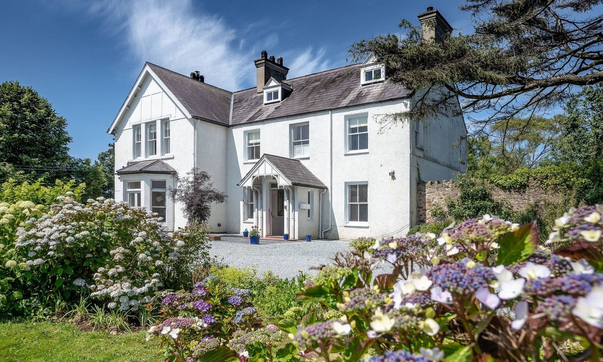 Llanfairpwllgwyngyll Cottage | Large Manor House | Families | Groups & Retreats