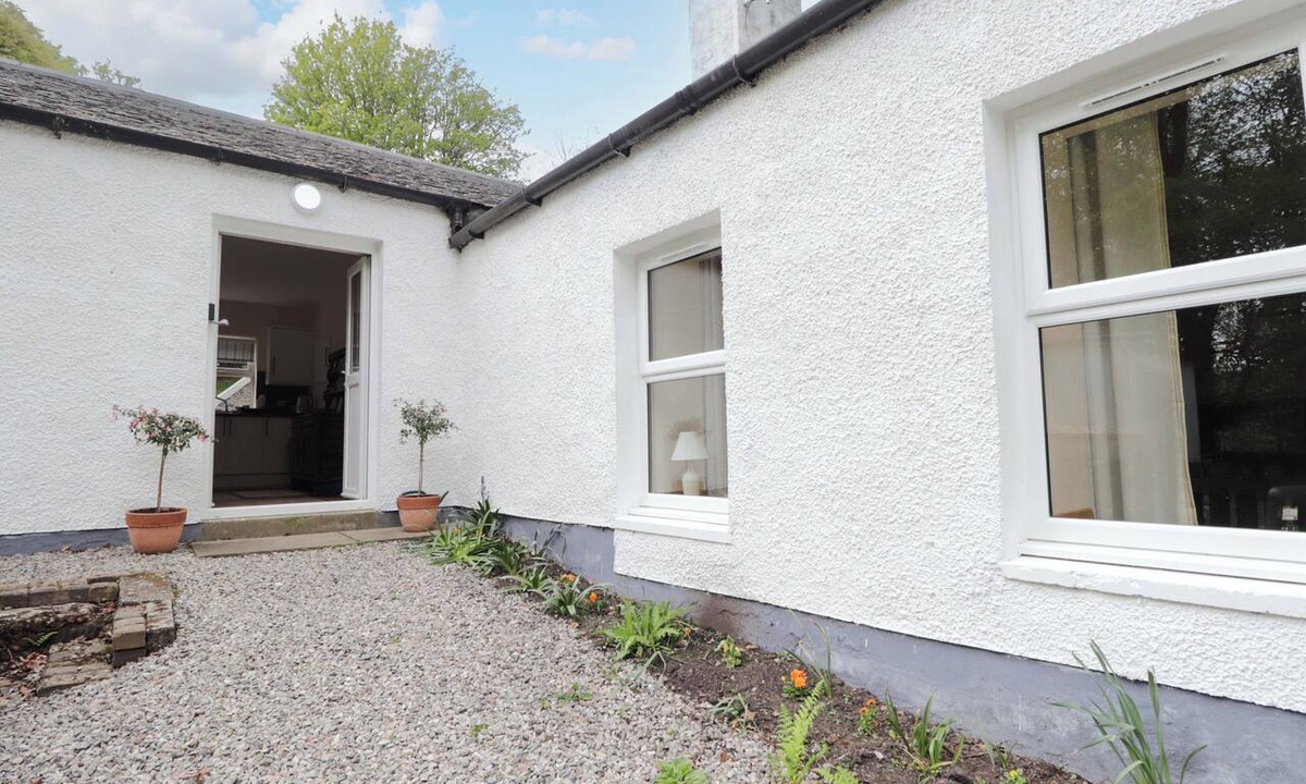Strathpeffer Cottage | LAUNDRY COTTAGE, pet friendly, with open fire in Strathpeffer