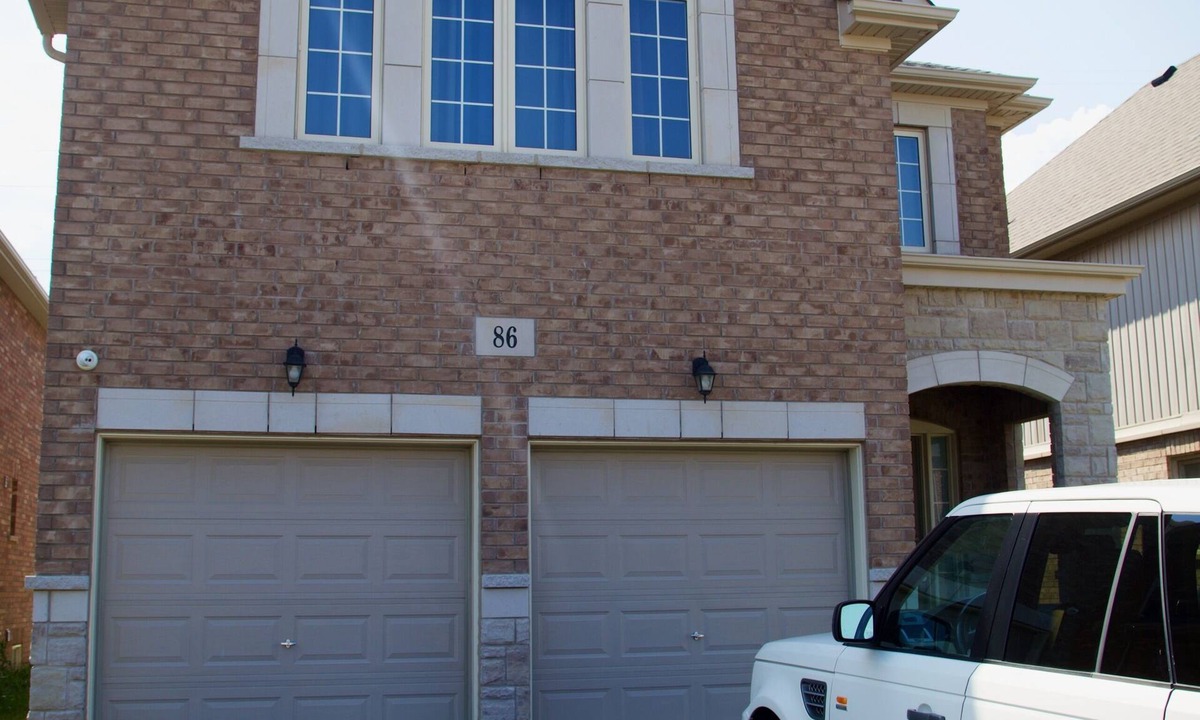 Thorold House | Lavishly furnished duplex. 4 bedrooms, 4 washrooms, accommodates up to 8 people