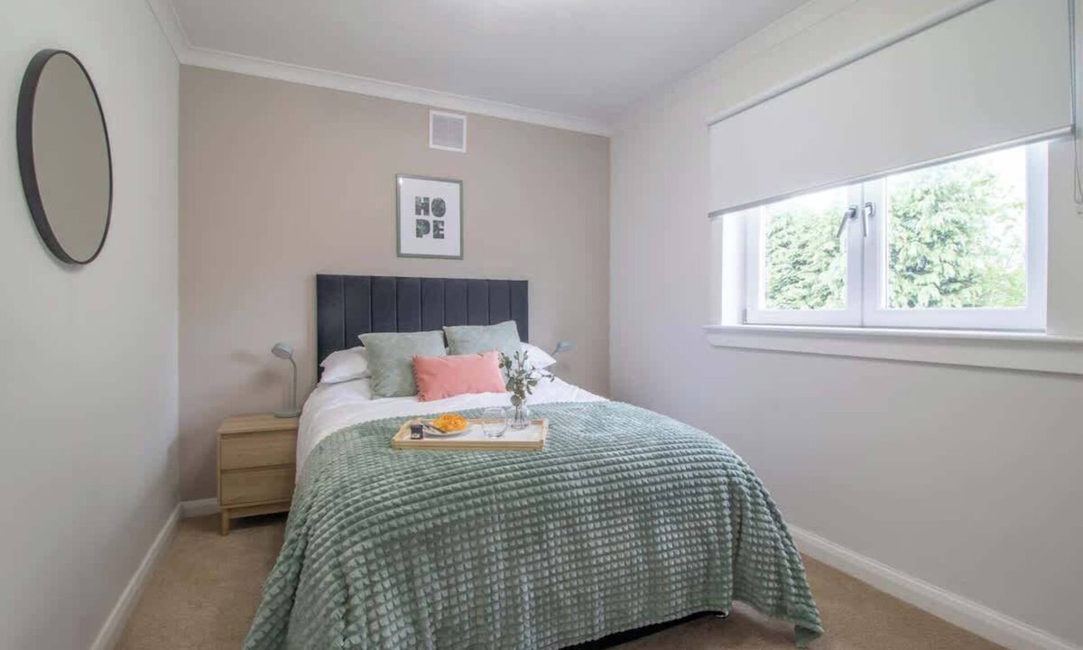 Coatbridge Apartment | Leven Loft - 2 Bed Flat in Coatbridge