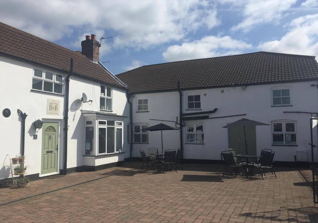 Grimsby Bed & Breakfast | Lilly's Pad