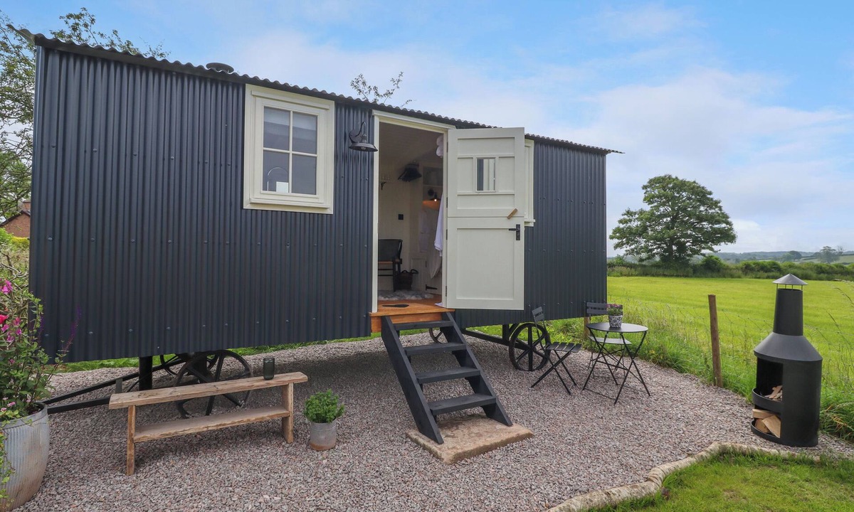 Penrith Cottage | LING FARM RETREAT, romantic, with hot tub in Penrith