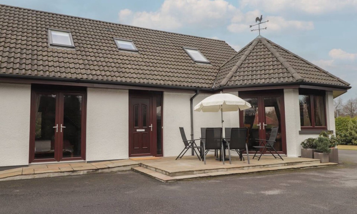Marybank House | Little Chestnut Retreat in Muir