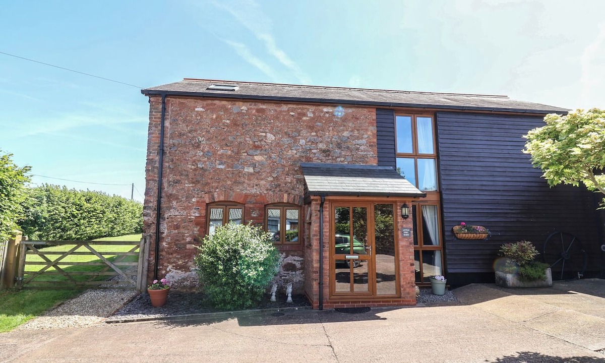 Saint Blazey Cottage | LITTLE OWL BARN, pet friendly, with a garden in Wellington
