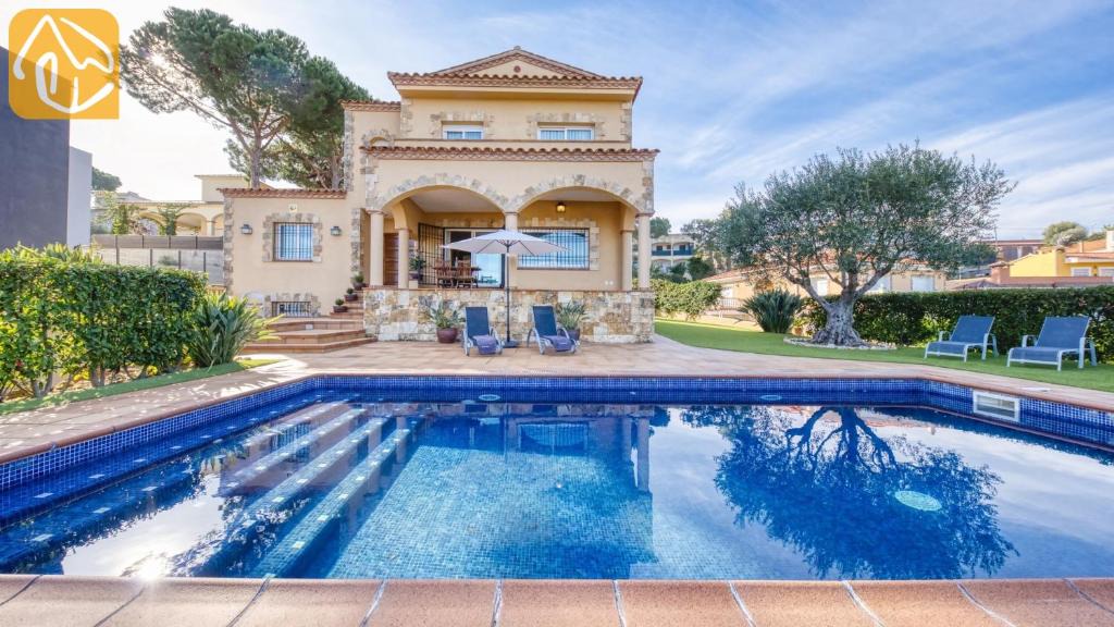 Condado del Jaruco Villa | Lloret de Mar Villa Sleeps 8 Pool WiFi