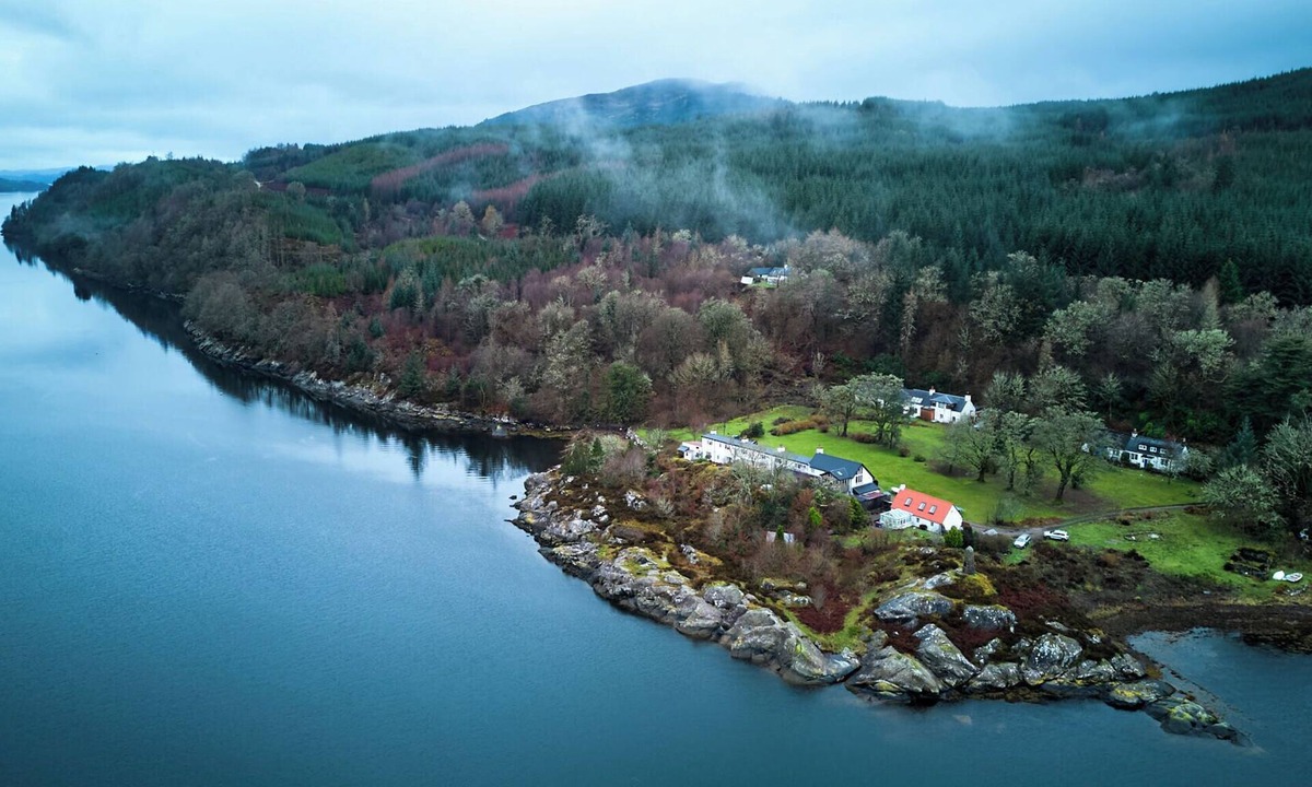 Inveraray Cottage | Loch Fyne Waterfront Cottage: Log Burner. Forest Drive. Dog-Friendly.