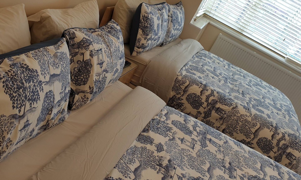 Clayhall Apartment | London Luxury 3 Bed Sleeps upto 10, 1 min walk from Redbridge Stn, Free Parking