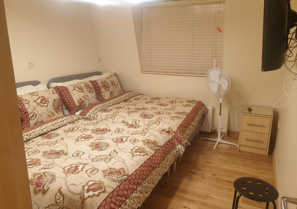 Clayhall Apartment | London Luxury 3 bedroom 2 bathrooms flat 1 min to Redbridge Station FREE parking & WIFI