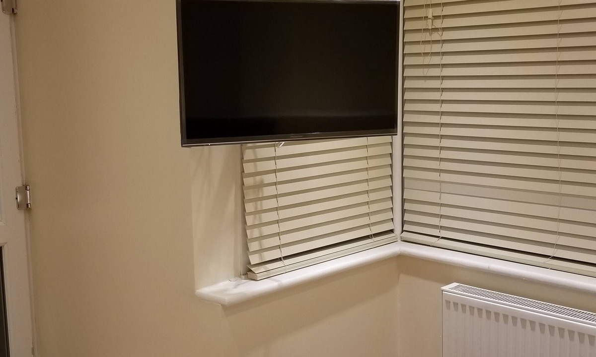Clayhall Apartment | London Luxury Apartment 1 Bed Studio 1 min walk to Redbridge Tube Station