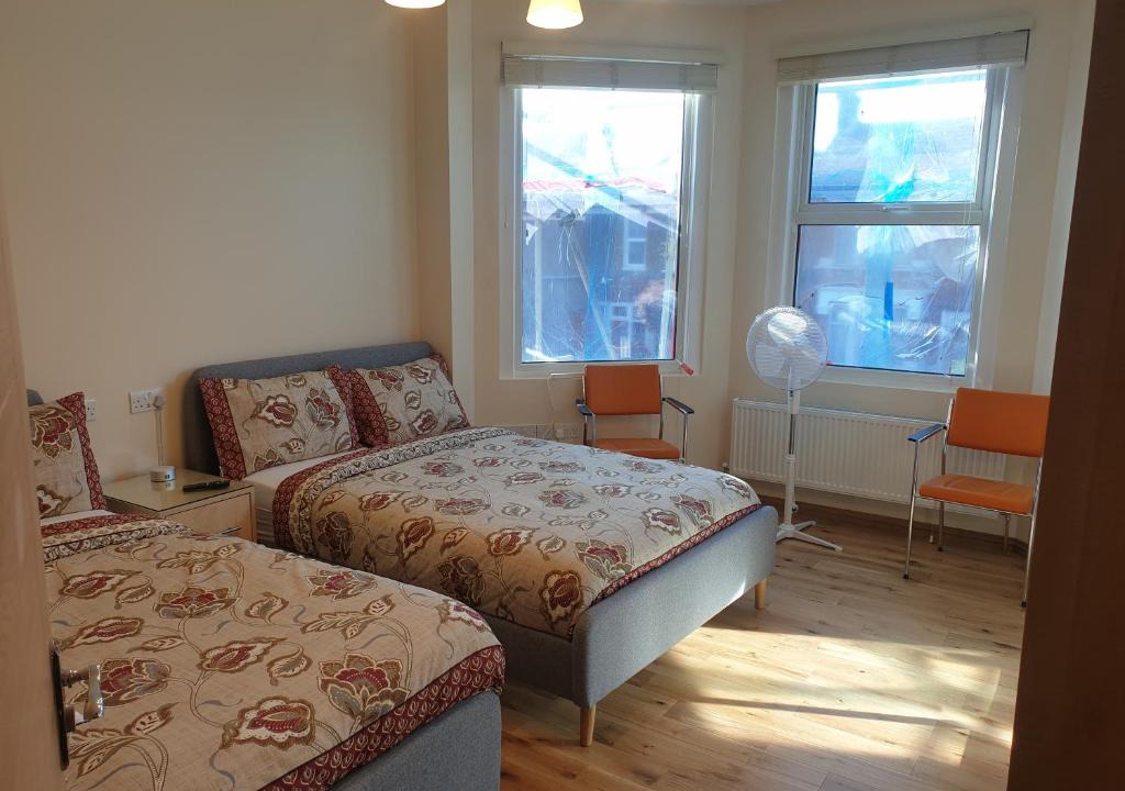 Valentines Apartment | London Luxury Spacious 2 Bedroom Apartment 4 mins from Ilford Stn. FREE parking