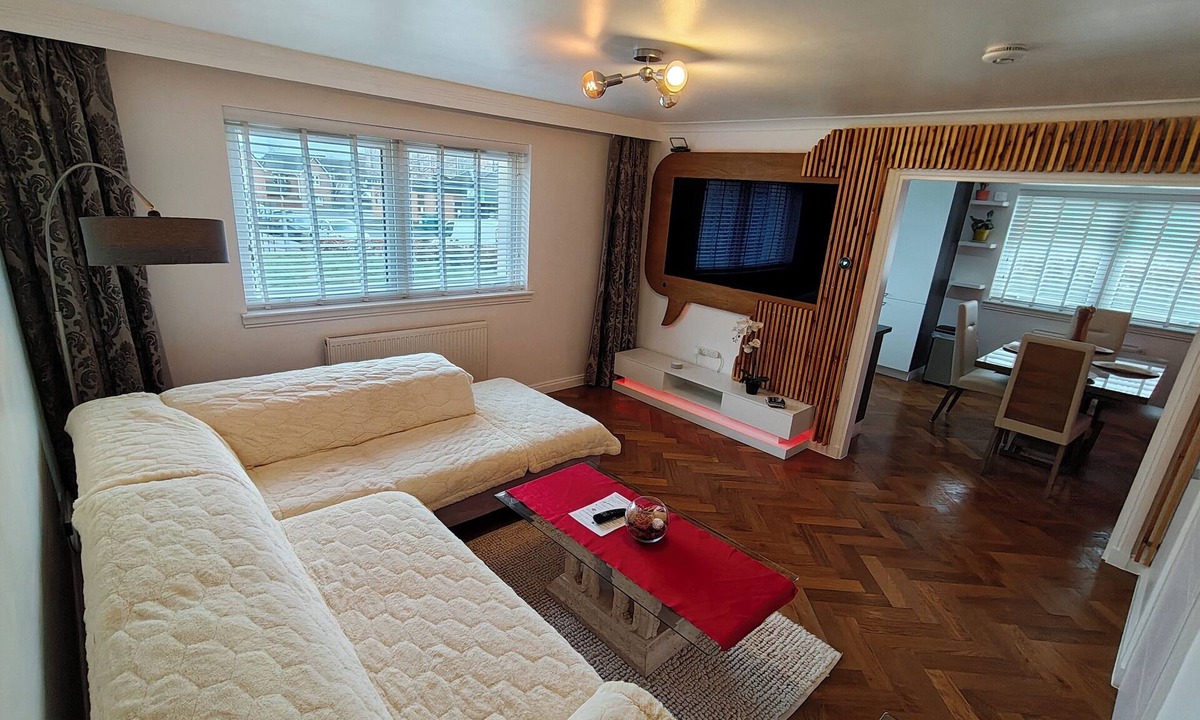 Clydebank Apartment | Lovely 2 Bedroom Modern Ground Floor flat