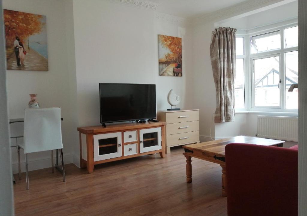 Havering Apartment | Lovely 3 Bedrooms Flat Near Romford Station With Free Parking
