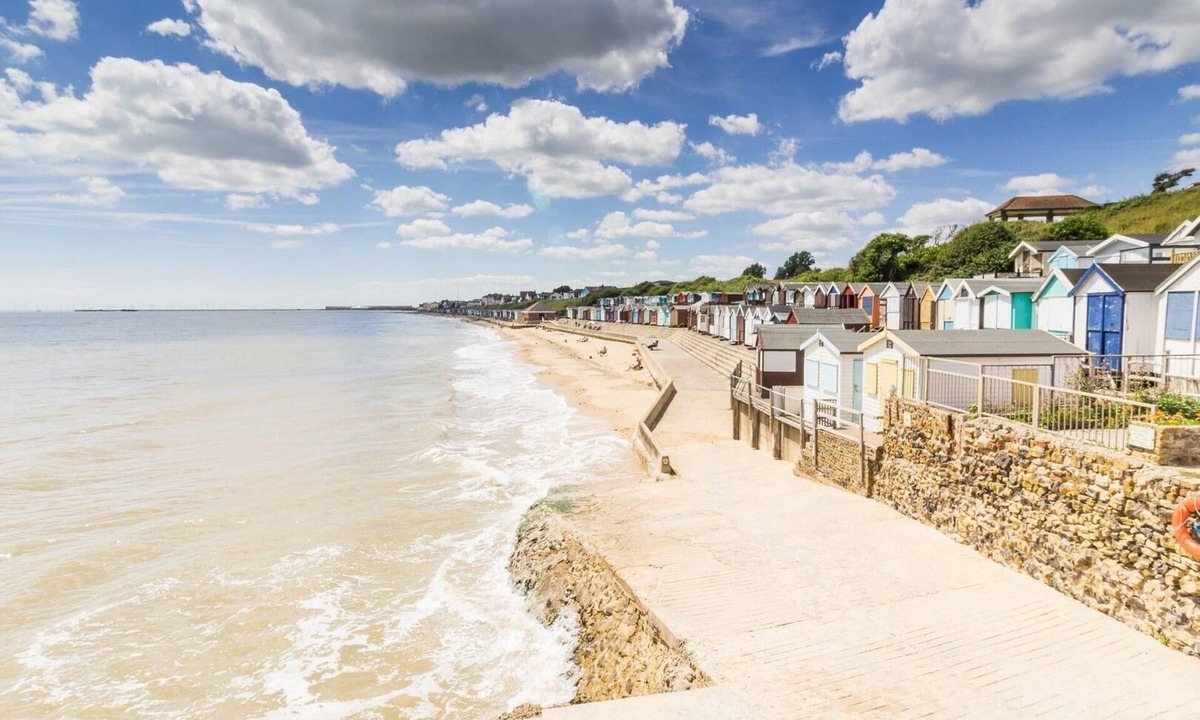 Walton on the Naze House | Lovely 8 berth caravan at Naze Marine Holiday Park ref 17012P