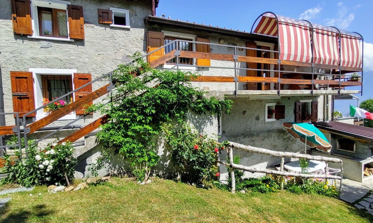 Peglio Apartment | Lovely apartment for 6 guests with WIFI, TV, patio and pets allowed