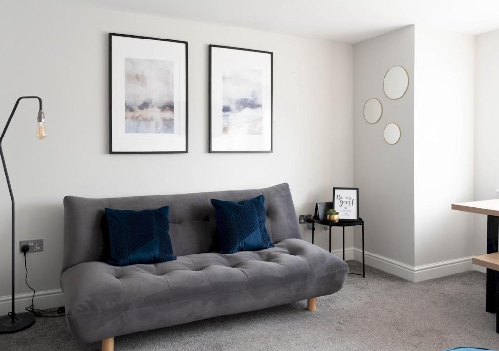 Renfrew Apartment | Lovely, comfortable 2-bed Braehead - free parking - Pass the Keys