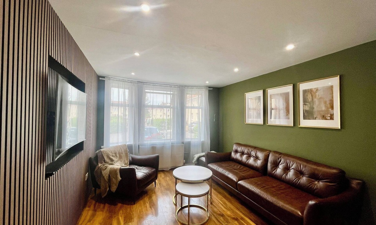 Paisley Apartment | Lovely Paisley Home with Parking - Pass the Keys