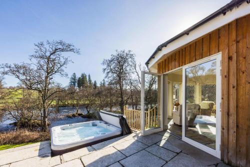 Killin Villa | Lovely river fronted lodge with hot tub