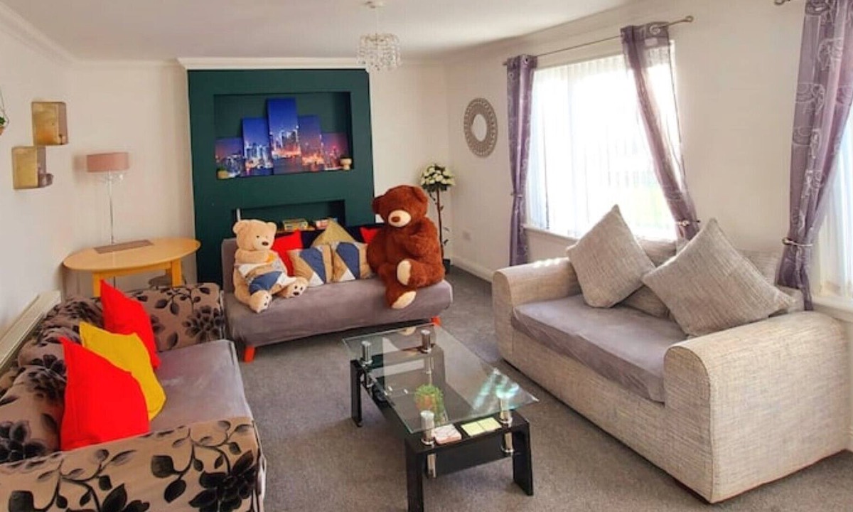 Saltcoats Apartment | Lovely Spacious 3 Bedroom Maisonette in Saltcoats
