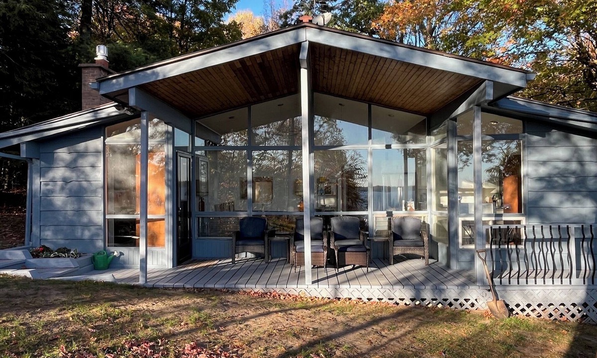 Delta Cottage | Lower Beverley Lake Beautifully renovated 3 bedroom 4 season lakeside cottage